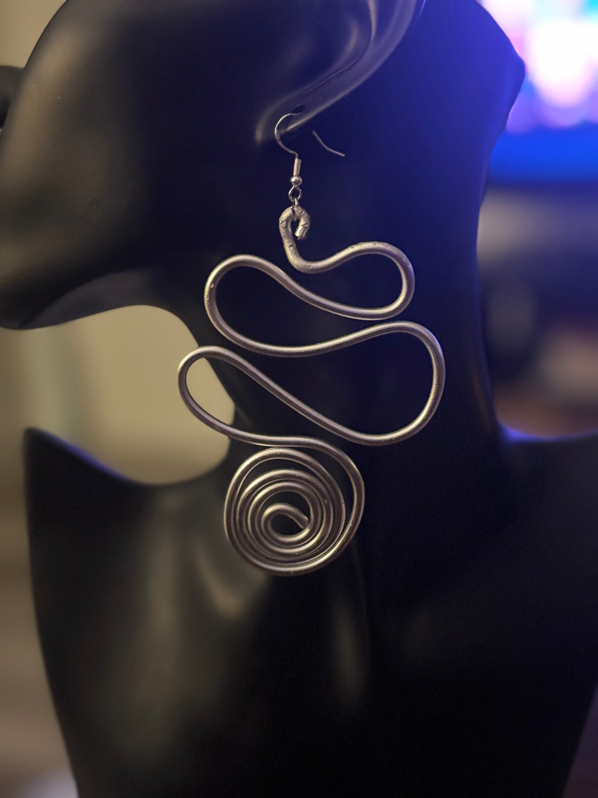 This earring belongs to a woman who understands that power is fluid, not rigid- once she enters the room, the rhythm shifts. 