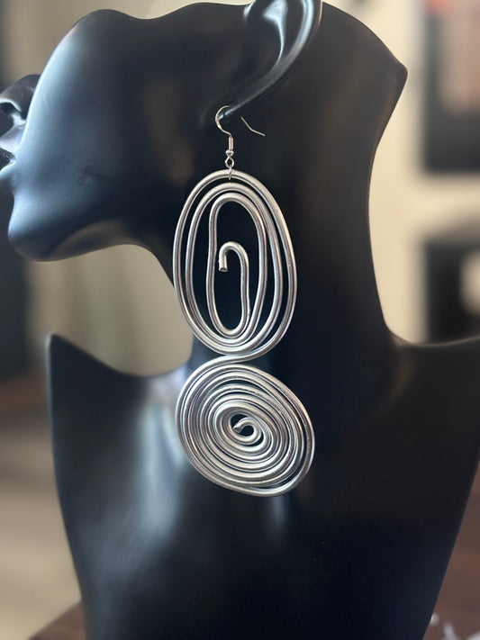 This earring belongs to a woman who values depth over decoration-she may not be the loudest in the room, but once noticed, she is impossible to forget.