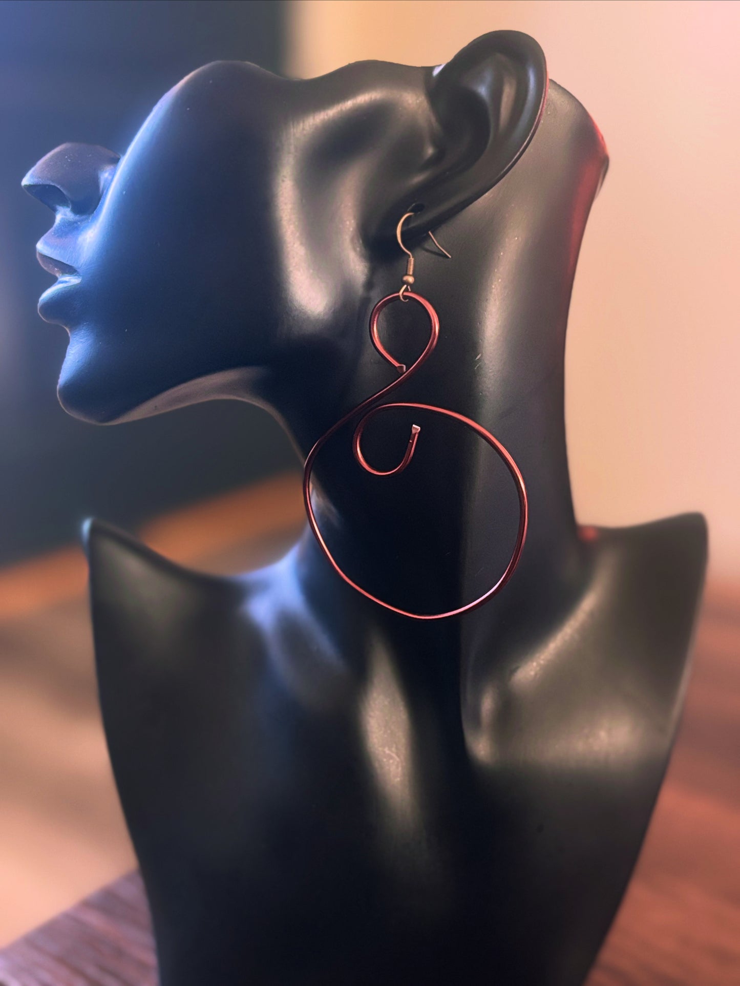 This earring belongs to a woman who knows that curves carry meaning, and that restraint can be just as intoxicating as extravagance. 